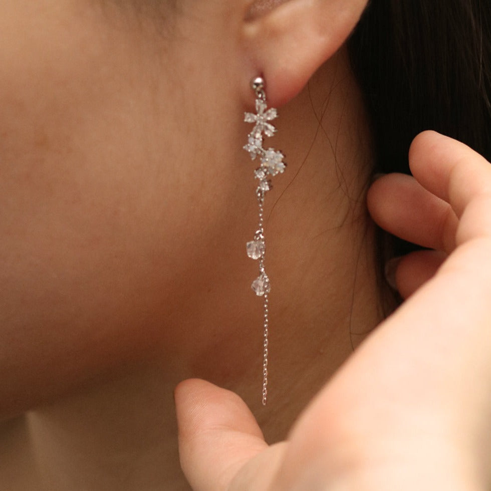 Flower dew dangle earrings